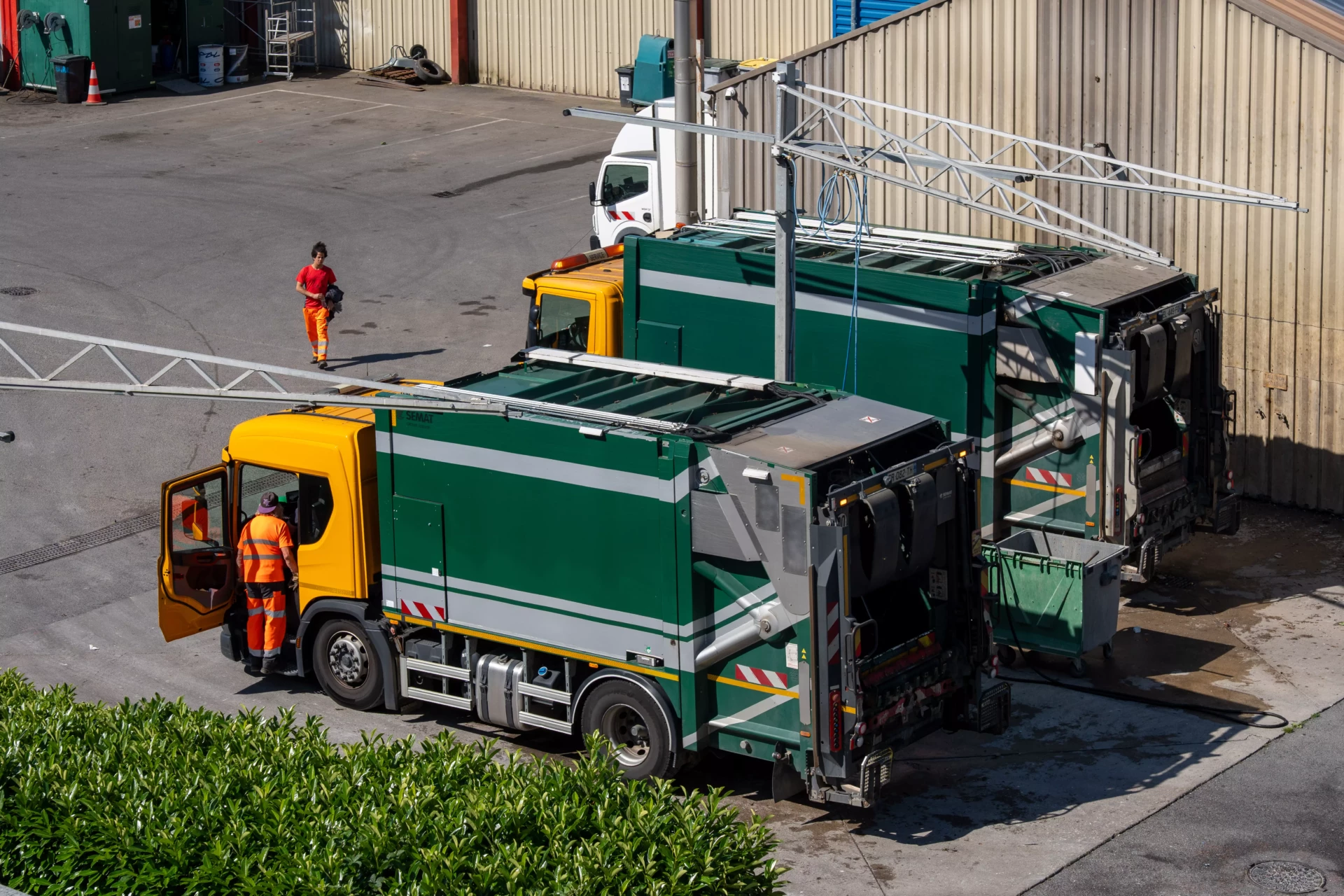 Arrivée et pesée des camions-bennes
